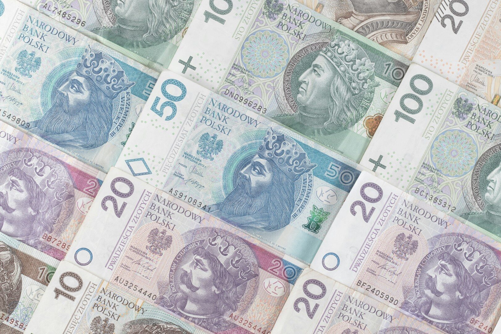 Eine Rekordzahl von Polen wird in diesem Jahr die Sonderleistung von 7.000 PLN pro Monat erhalten.