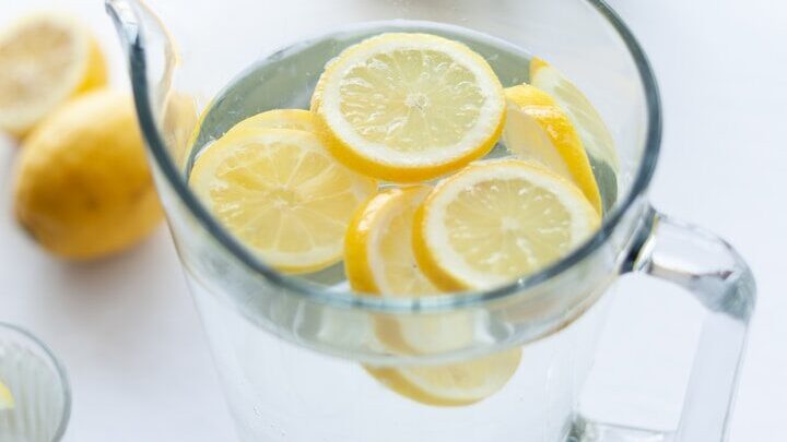 Das passiert, wenn Sie jeden Tag Wasser mit Zitrone trinken